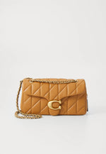 Afbeelding in Gallery-weergave laden, Coach quilted tabby shoulder bag 26 with chain Honey brown
